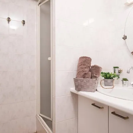 Ensoleille Pour 4 Pers, Balcon, Parking, Proche Thermes Et Telepherique, St-lary Village - Fr-1-296-195 * Saint-Lary-Soulan